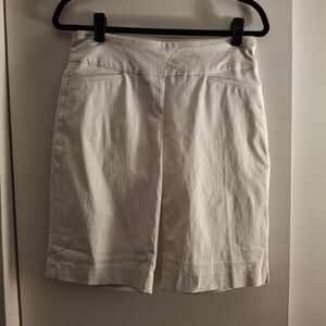 Attyre Women's Classic White Pull-on Bermuda Shorts
